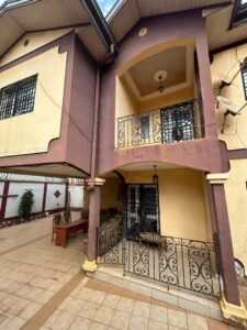Magnifique Duplex Bon Standing à louer à Ekoumdoum