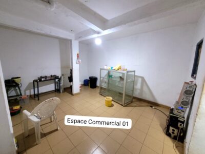 Espace Commercial avec Devanture à louer à Biyem-Assi