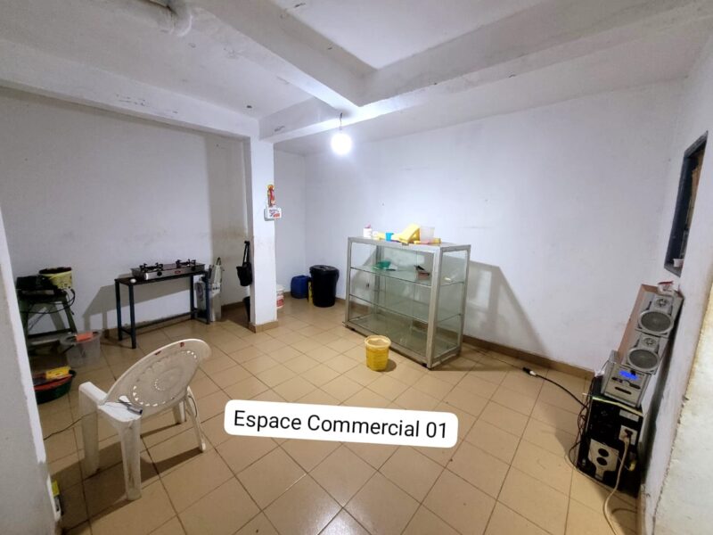 Espace Commercial avec Devanture à louer à Biyem-Assi