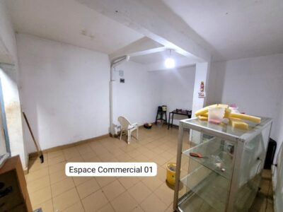 Espace Commercial avec Devanture à louer à Biyem-Assi