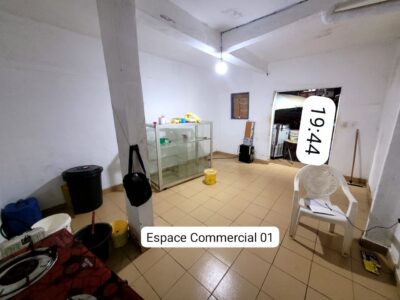 Espace Commercial avec Devanture à louer à Biyem-Assi