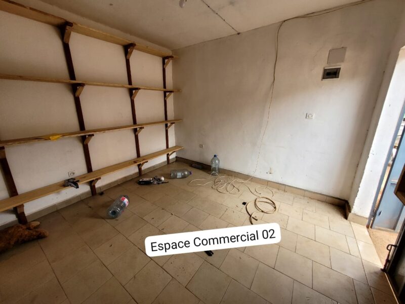 Espace Commercial avec Devanture à louer à Biyem-Assi