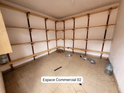 Espace Commercial avec Devanture à louer à Biyem-Assi