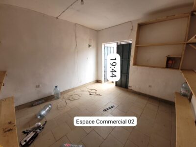 Espace Commercial avec Devanture à louer à Biyem-Assi