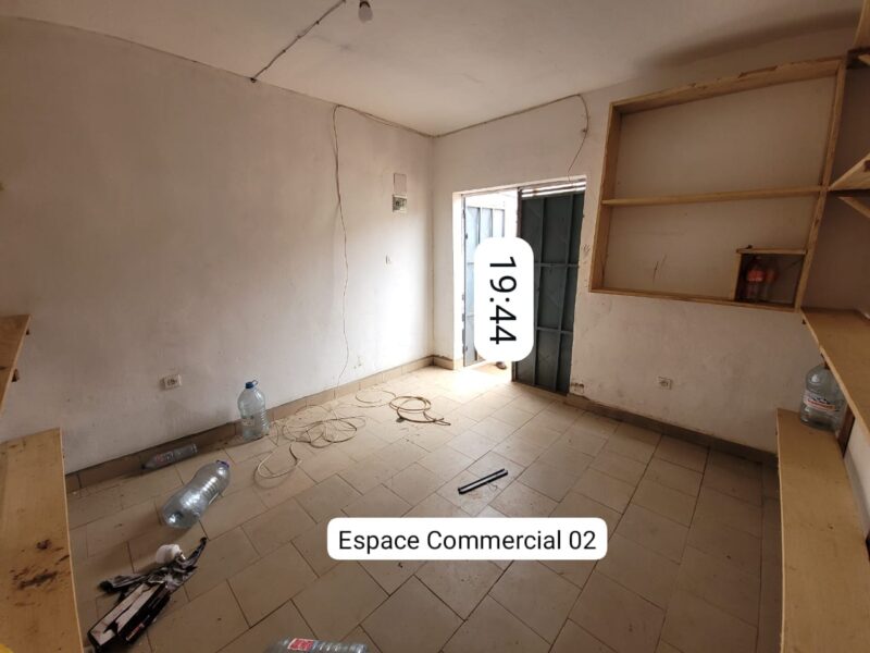Espace Commercial avec Devanture à louer à Biyem-Assi